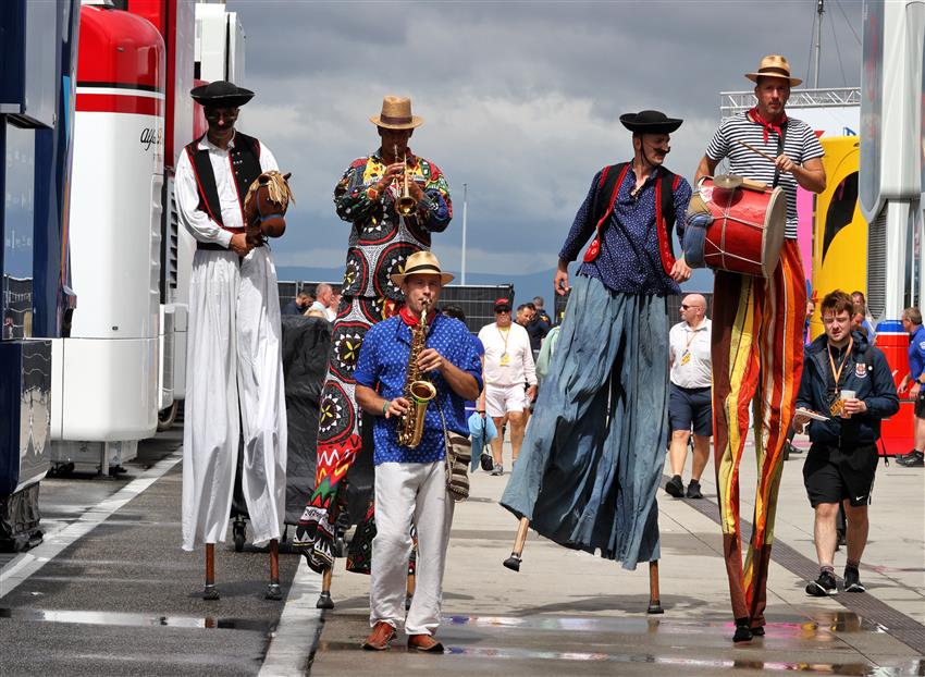 Hungarians on stilts